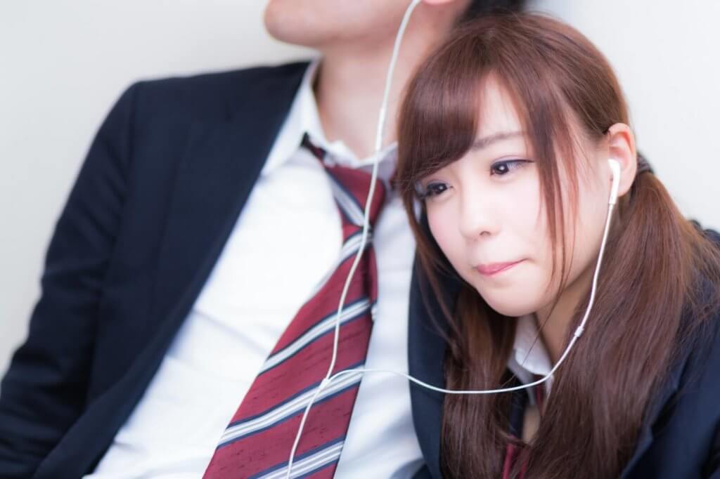 生きるの辛い時にオススメな曲を聞く学生