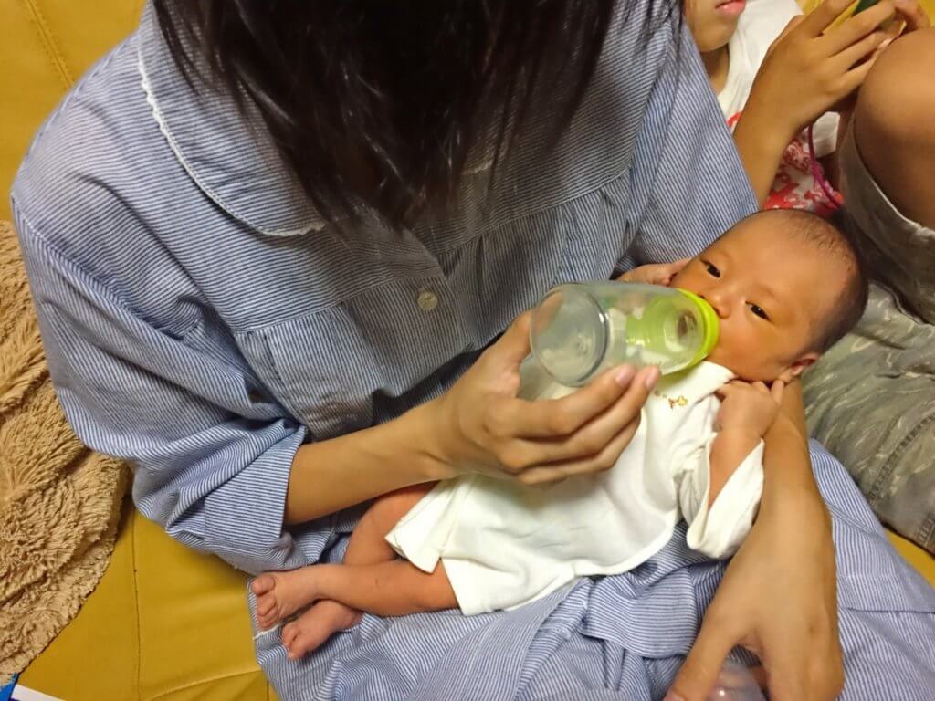 ミルクをあげるお母さん