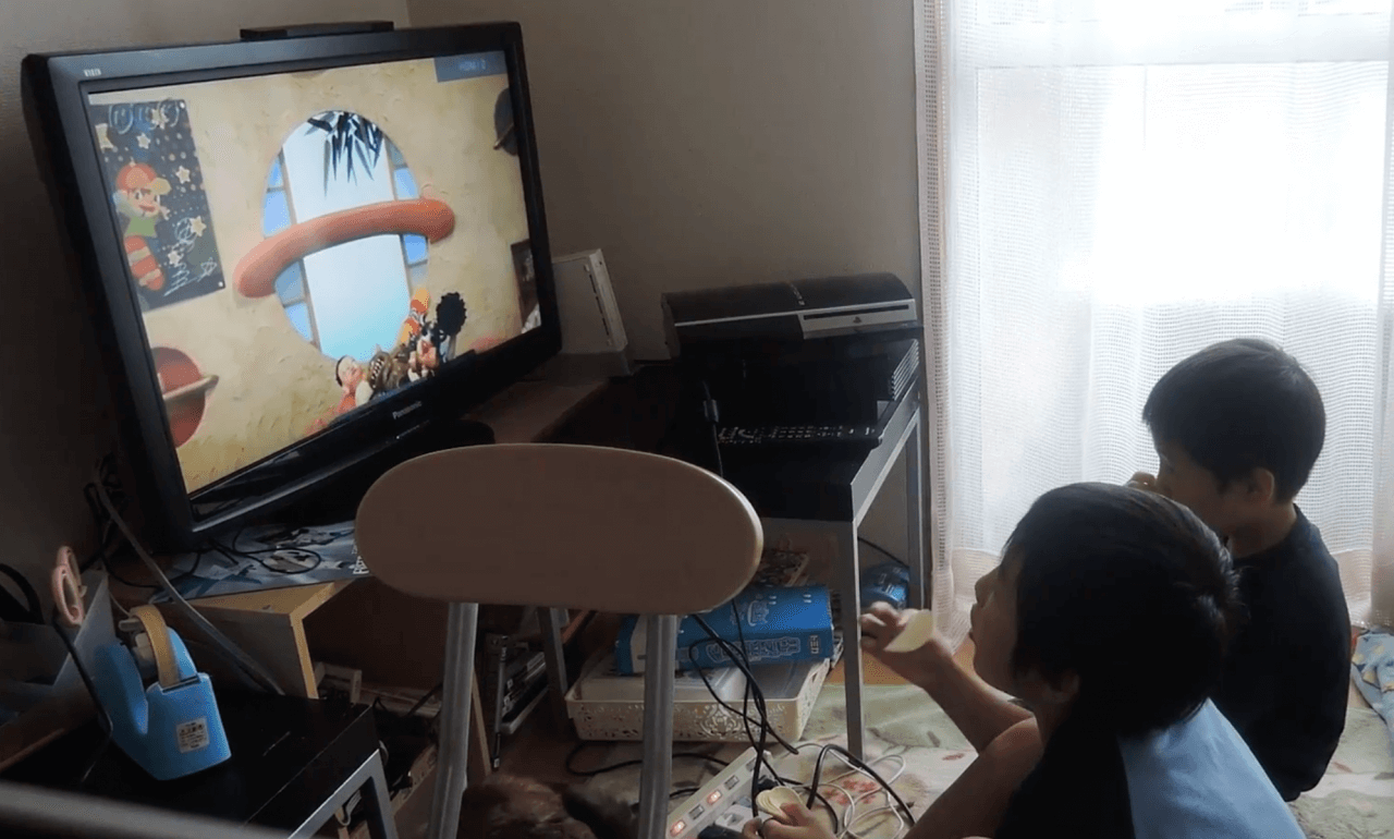ゲームする子供