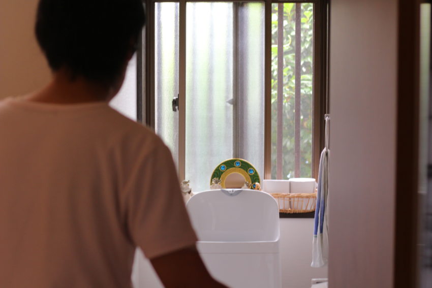 トイレに行く男